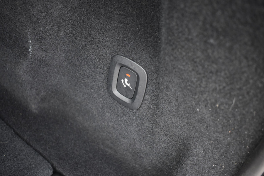 Volvo XC60 2.0 T6 Plug-in hybrid AWD Plus Dark Pano dak | ACC | 360 Camera | Trekhaak | Leder | Blis