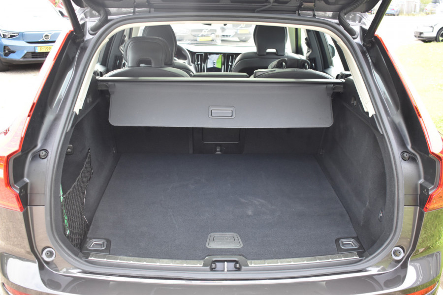 Volvo XC60 2.0 T6 Plug-in hybrid AWD Plus Dark Pano dak | ACC | 360 Camera | Trekhaak | Leder | Blis