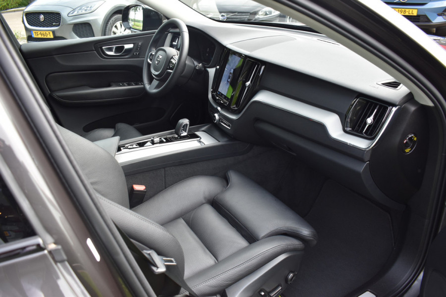 Volvo XC60 2.0 T6 Plug-in hybrid AWD Plus Dark Pano dak | ACC | 360 Camera | Trekhaak | Leder | Blis
