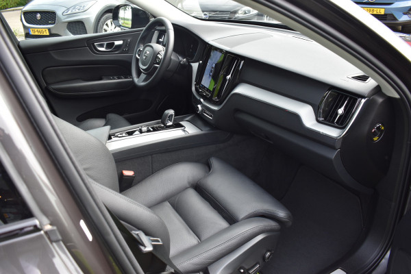 Volvo XC60 2.0 T6 Plug-in hybrid AWD Plus Dark Pano dak | ACC | 360 Camera | Trekhaak | Leder | Blis