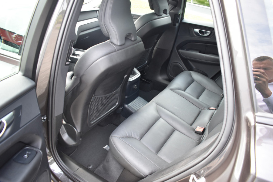 Volvo XC60 2.0 T6 Plug-in hybrid AWD Plus Dark Pano dak | ACC | 360 Camera | Trekhaak | Leder | Blis