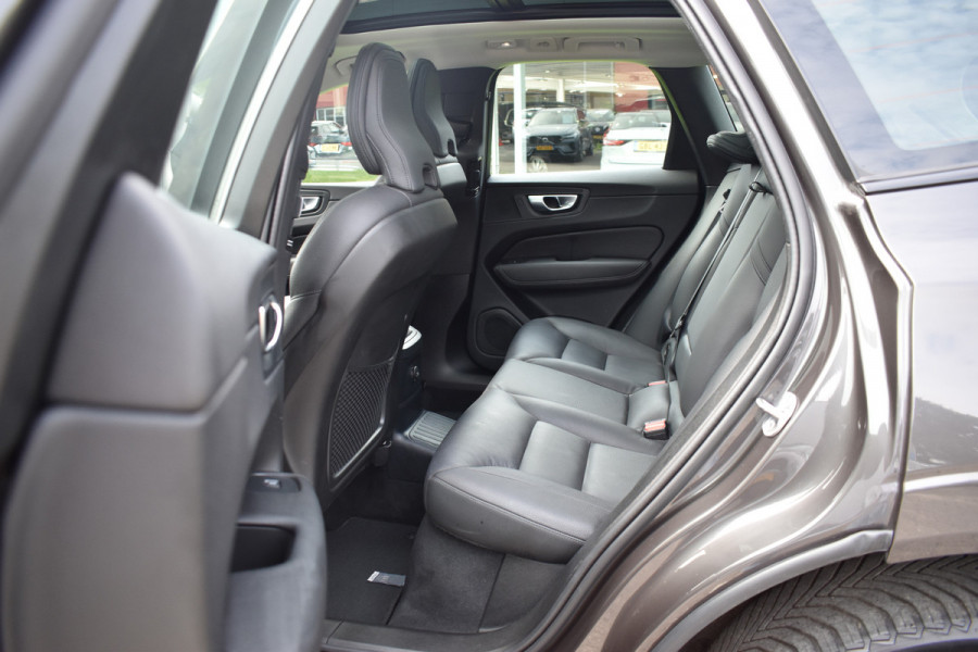 Volvo XC60 2.0 T6 Plug-in hybrid AWD Plus Dark Pano dak | ACC | 360 Camera | Trekhaak | Leder | Blis