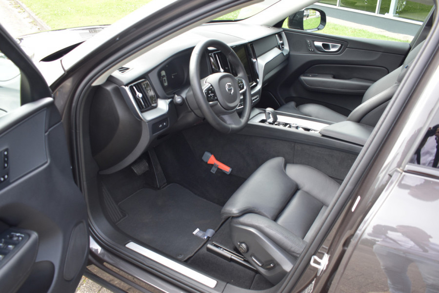 Volvo XC60 2.0 T6 Plug-in hybrid AWD Plus Dark Pano dak | ACC | 360 Camera | Trekhaak | Leder | Blis