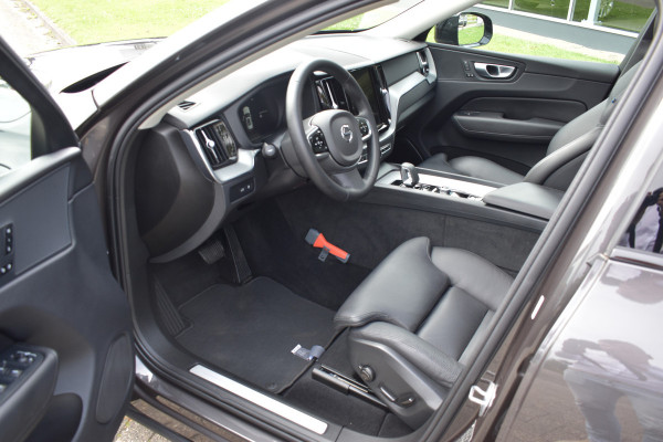 Volvo XC60 2.0 T6 Plug-in hybrid AWD Plus Dark Pano dak | ACC | 360 Camera | Trekhaak | Leder | Blis