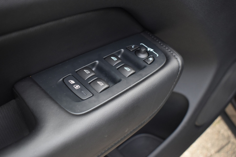 Volvo XC60 2.0 T6 Plug-in hybrid AWD Plus Dark Pano dak | ACC | 360 Camera | Trekhaak | Leder | Blis