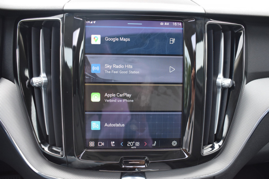 Volvo XC60 2.0 T6 Plug-in hybrid AWD Plus Dark Pano dak | ACC | 360 Camera | Trekhaak | Leder | Blis