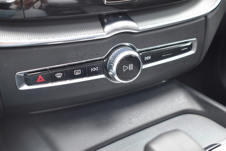 Volvo XC60 2.0 T6 Plug-in hybrid AWD Plus Dark Pano dak | ACC | 360 Camera | Trekhaak | Leder | Blis