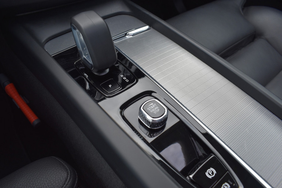 Volvo XC60 2.0 T6 Plug-in hybrid AWD Plus Dark Pano dak | ACC | 360 Camera | Trekhaak | Leder | Blis