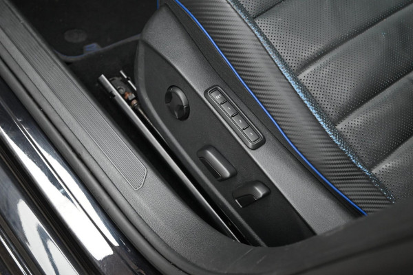 Volkswagen Golf 2.0 TSI R 4Motion 320 PK Performance Pack Pano Adaptive Keyless 19''