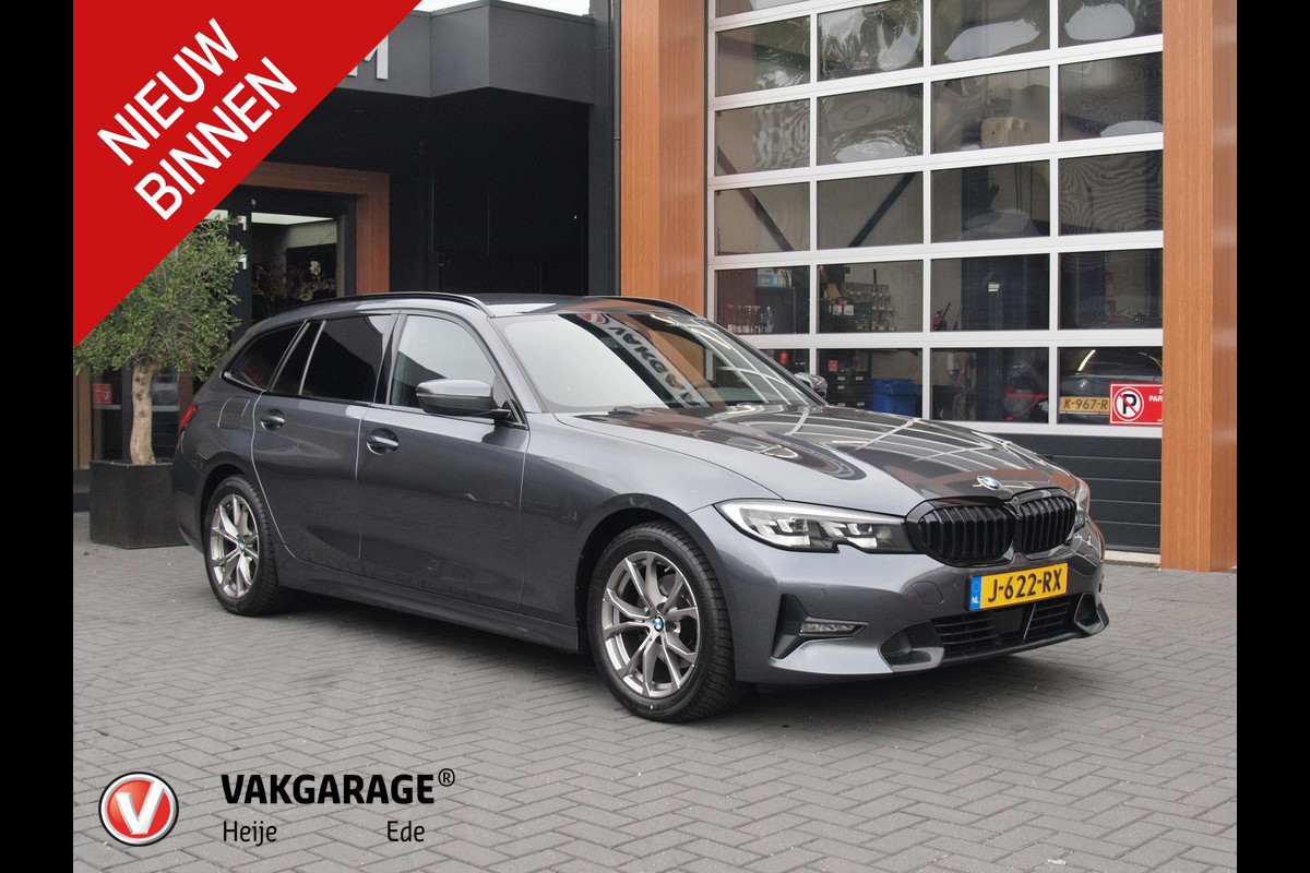 BMW 3 Serie Touring 320i Executive Edition | Sfeer Verlichting | Black Optic | Sportstoelen  | 18-Inch | NL-Auto |