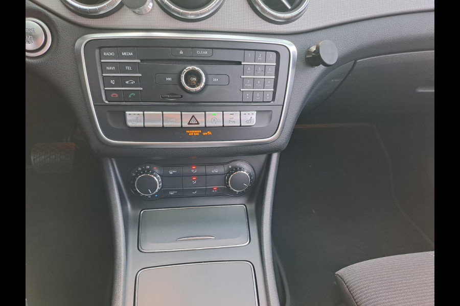 Mercedes-Benz CLA-Klasse Shooting Brake 180 Business Solution | LED | Trekhaak | All-seasons | Sportstoelen | PDC | Navi | Camera |