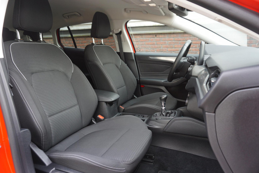 Ford FOCUS Wagon 1.0 EcoB.125PK Titanium Bus. DesignPack/17Inch. LED Koplampen.