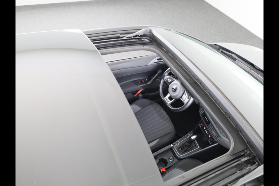 Volkswagen Polo 1.0 TSI Highline 95 pk Automaat (DSG) | Navigatie | Panoramadak | Parkeersensoren | Achteruitrijcamera | Adaptieve cruise control | Digitaal instrumentenpaneel | R-Line |