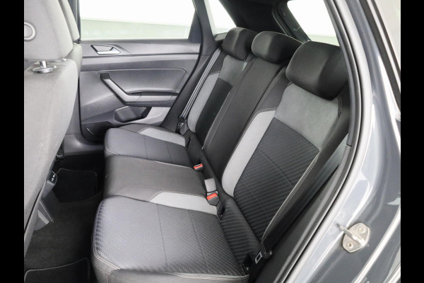 Volkswagen Polo 1.0 TSI Highline 95 pk Automaat (DSG) | Navigatie | Panoramadak | Parkeersensoren | Achteruitrijcamera | Adaptieve cruise control | Digitaal instrumentenpaneel | R-Line |