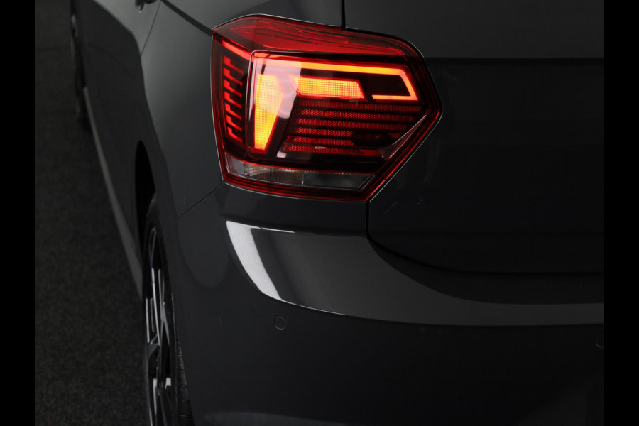 Volkswagen Polo 1.0 TSI Highline 95 pk Automaat (DSG) | Navigatie | Panoramadak | Parkeersensoren | Achteruitrijcamera | Adaptieve cruise control | Digitaal instrumentenpaneel | R-Line |