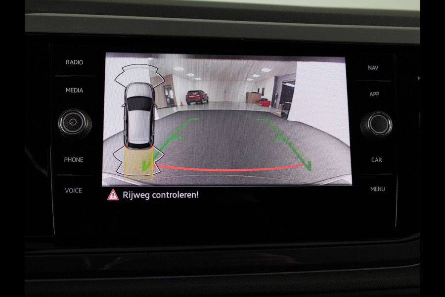 Volkswagen Polo 1.0 TSI Highline 95 pk Automaat (DSG) | Navigatie | Panoramadak | Parkeersensoren | Achteruitrijcamera | Adaptieve cruise control | Digitaal instrumentenpaneel | R-Line |