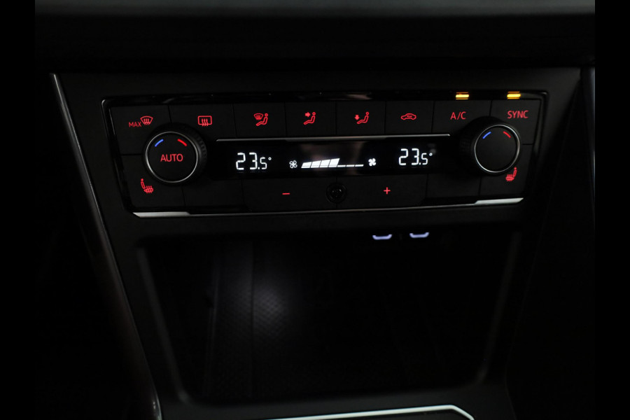 Volkswagen Polo 1.0 TSI Highline 95 pk Automaat (DSG) | Navigatie | Panoramadak | Parkeersensoren | Achteruitrijcamera | Adaptieve cruise control | Digitaal instrumentenpaneel | R-Line |