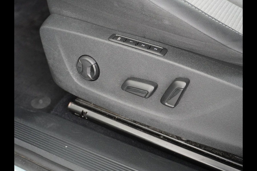 Škoda ENYAQ iV 60 180PK Memory Warmetpomp Stoel+Stuurverwarming Apple Carplay/Androd Auto Navi Ecc Adap.Cruise Control 360°Camera Pdc Lmv 20" L File assistent Dab Elek.Achterklep Keyless advanced Bluetooth Rijstrooksensor Connected services 1.000KG trekgewicht 1e Eigenaar Origineel Nederlandse Auto Nieuwprijs €47.965!