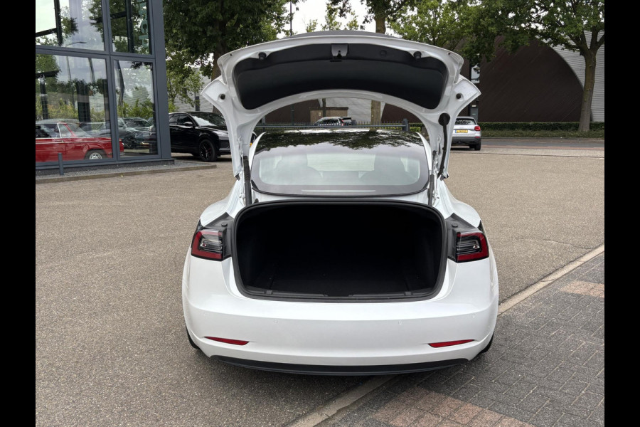 Tesla Model 3 Standard RWD Plus 60 kWh | LFP-accu | Facelift model | Elektrische kofferbak | 19-inch velgen | Panoramadak | Autopilot | Performance spoiler | Rijklaar met 12 maanden BOVAG-garantie