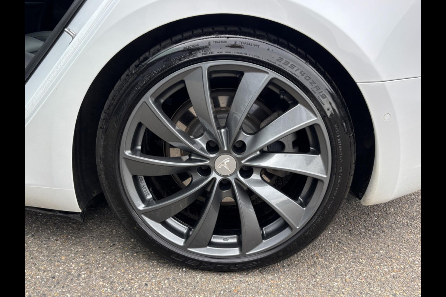 Tesla Model 3 Standard RWD Plus 60 kWh | LFP-accu | Facelift model | Elektrische kofferbak | 19-inch velgen | Panoramadak | Autopilot | Performance spoiler | Rijklaar met 12 maanden BOVAG-garantie
