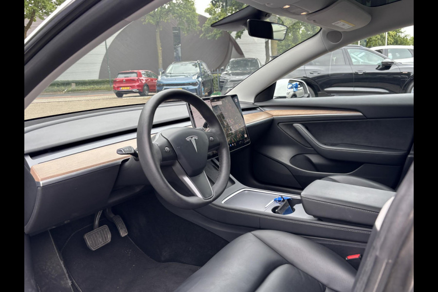 Tesla Model 3 Standard RWD Plus 60 kWh | LFP-accu | Facelift model | Elektrische kofferbak | 19-inch velgen | Panoramadak | Autopilot | Performance spoiler | Rijklaar met 12 maanden BOVAG-garantie