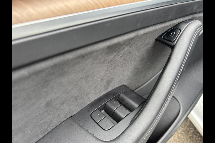 Tesla Model 3 Standard RWD Plus 60 kWh | LFP-accu | Facelift model | Elektrische kofferbak | 19-inch velgen | Panoramadak | Autopilot | Performance spoiler | Rijklaar met 12 maanden BOVAG-garantie