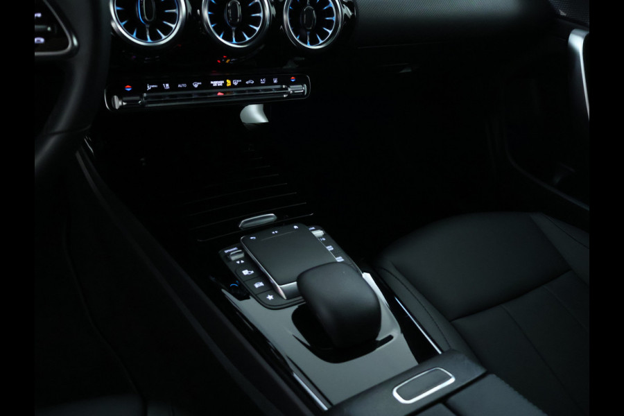 Mercedes-Benz CLA-Klasse 250 e Luxury Line | 5 spaaks lichtmetalen velgen | Navigatie MBUX | parking support met camera achter | Inclusief 24 maanden MB Certified garantie voor Europa.