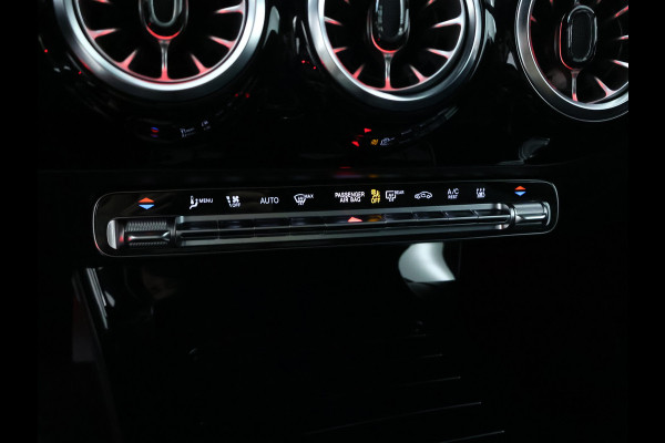 Mercedes-Benz CLA-Klasse 250 e Luxury Line | 5 spaaks lichtmetalen velgen | Navigatie MBUX | parking support met camera achter | Inclusief 24 maanden MB Certified garantie voor Europa.