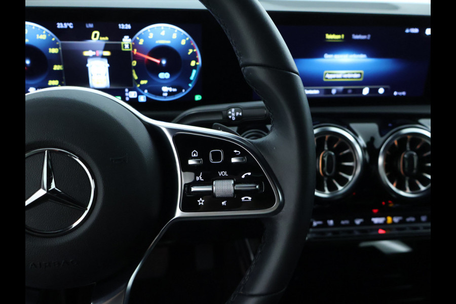 Mercedes-Benz CLA-Klasse 250 e Luxury Line | 5 spaaks lichtmetalen velgen | Navigatie MBUX | parking support met camera achter | Inclusief 24 maanden MB Certified garantie voor Europa.