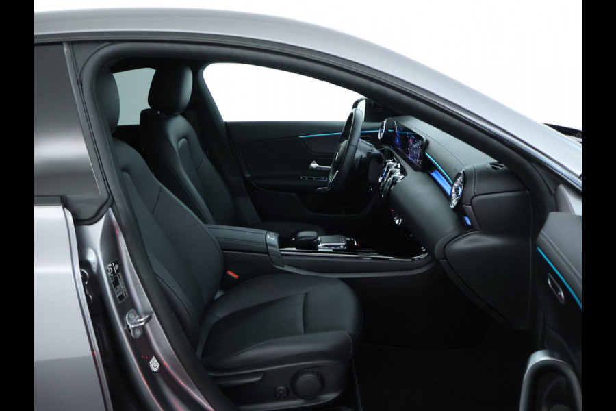 Mercedes-Benz CLA-Klasse 250 e Luxury Line | 5 spaaks lichtmetalen velgen | Navigatie MBUX | parking support met camera achter | Inclusief 24 maanden MB Certified garantie voor Europa.