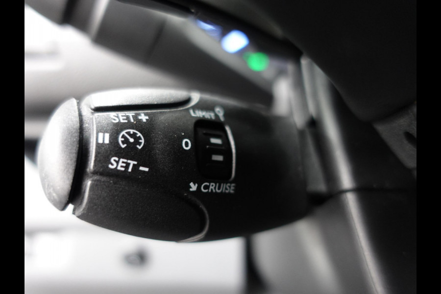 Opel Vivaro 145pk L3H1 Automaat Navigate Trekhaak Cruise control Apple Carplay Camera