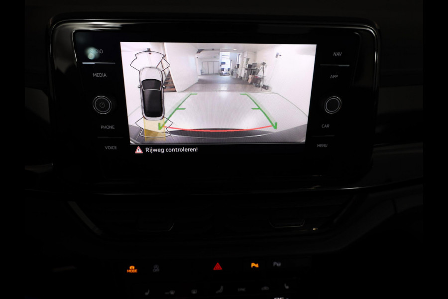 Volkswagen T-Roc 1.5 TSI Cabrio R-Line 150 pk Automaat (DSG) | Navigatie | Parkeersensoren (Park assist) | Achteruitrijcamera | Windscherm | Stoelverwarming | Black Style pakket | R-Line |