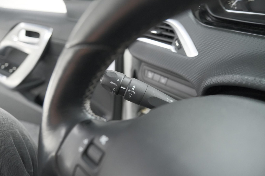 Peugeot 2008 PureTech 110 EAT6 Allure | Trekhaak | Camera | Panoramadak | Apple Carplay