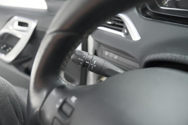 Peugeot 2008 PureTech 110 EAT6 Allure | Trekhaak | Camera | Panoramadak | Apple Carplay