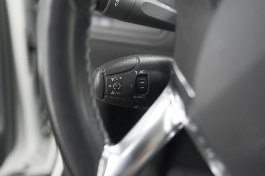 Peugeot 2008 PureTech 110 EAT6 Allure | Trekhaak | Camera | Panoramadak | Apple Carplay