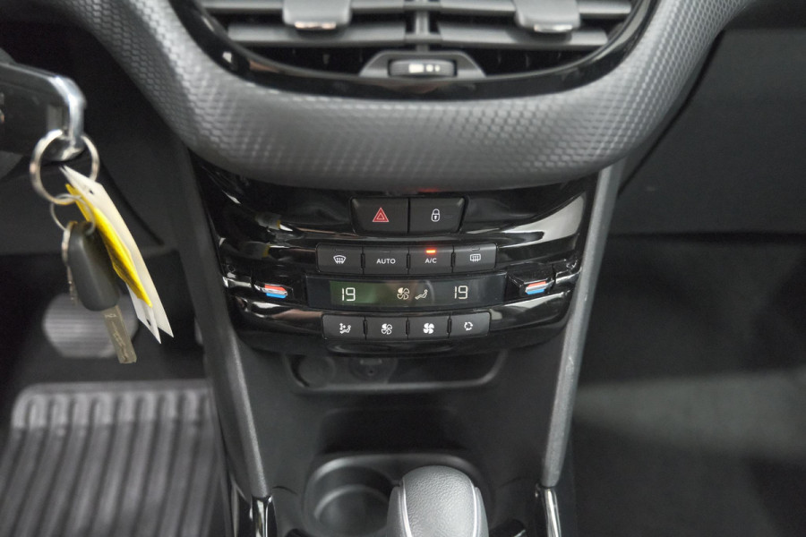 Peugeot 2008 PureTech 110 EAT6 Allure | Trekhaak | Camera | Panoramadak | Apple Carplay
