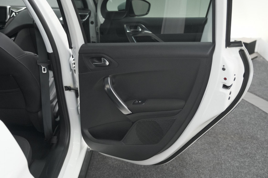 Peugeot 2008 PureTech 110 EAT6 Allure | Trekhaak | Camera | Panoramadak | Apple Carplay