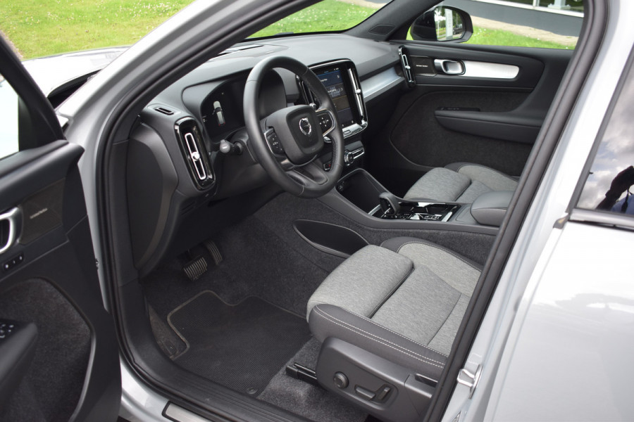 Volvo XC40 2.0 B4 Plus Dark Blis | ACC | Harman&Kardon | keyless |Park Assist | Verwarmbare voorruit  | Trekhaak