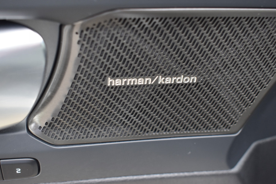 Volvo XC40 2.0 B4 Plus Dark Blis | ACC | Harman&Kardon | keyless |Park Assist | Verwarmbare voorruit  | Trekhaak