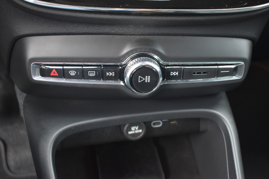 Volvo XC40 2.0 B4 Plus Dark Blis | ACC | Harman&Kardon | keyless |Park Assist | Verwarmbare voorruit  | Trekhaak