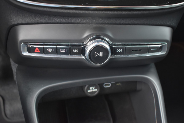 Volvo XC40 2.0 B4 Plus Dark Blis | ACC | Harman&Kardon | keyless |Park Assist | Verwarmbare voorruit  | Trekhaak