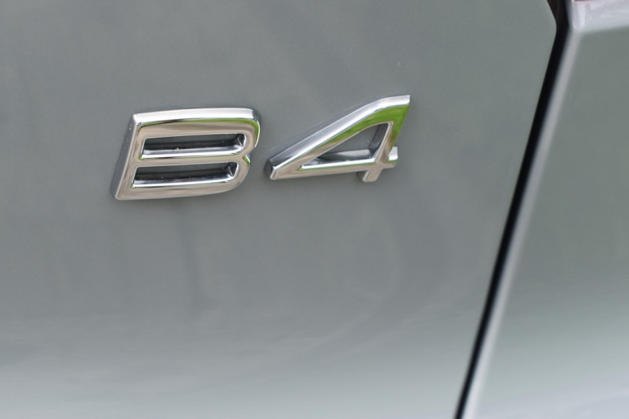 Volvo XC40 2.0 B4 Plus Dark Blis | ACC | Harman&Kardon | keyless |Park Assist | Verwarmbare voorruit  | Trekhaak
