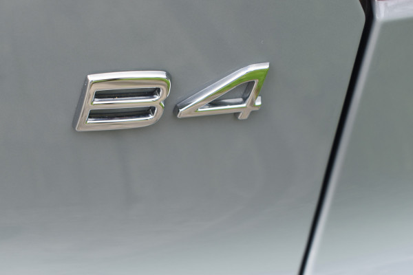 Volvo XC40 2.0 B4 Plus Dark Blis | ACC | Harman&Kardon | keyless |Park Assist | Verwarmbare voorruit  | Trekhaak