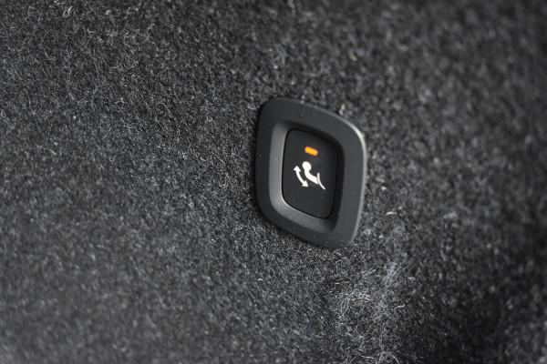 Volvo XC40 2.0 B4 Plus Dark Blis | ACC | Harman&Kardon | keyless |Park Assist | Verwarmbare voorruit  | Trekhaak