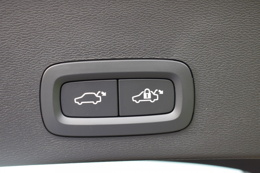 Volvo XC40 2.0 B4 Plus Dark Blis | ACC | Harman&Kardon | keyless |Park Assist | Verwarmbare voorruit  | Trekhaak