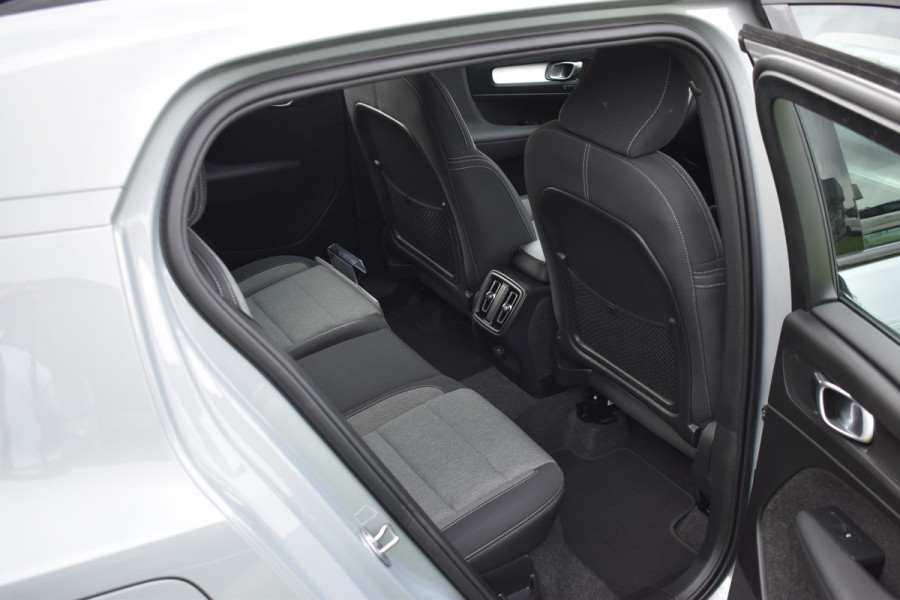 Volvo XC40 2.0 B4 Plus Dark Blis | ACC | Harman&Kardon | keyless |Park Assist | Verwarmbare voorruit  | Trekhaak