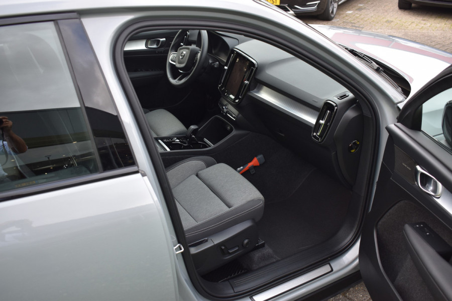 Volvo XC40 2.0 B4 Plus Dark Blis | ACC | Harman&Kardon | keyless |Park Assist | Verwarmbare voorruit  | Trekhaak