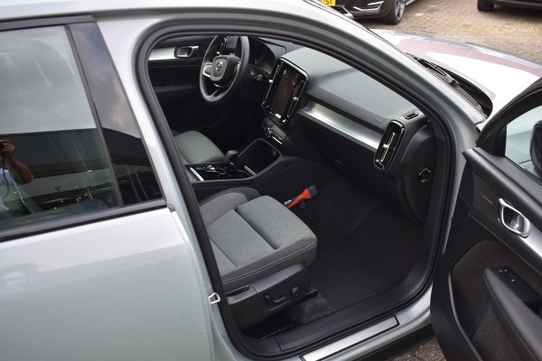 Volvo XC40 2.0 B4 Plus Dark Blis | ACC | Harman&Kardon | keyless |Park Assist | Verwarmbare voorruit  | Trekhaak