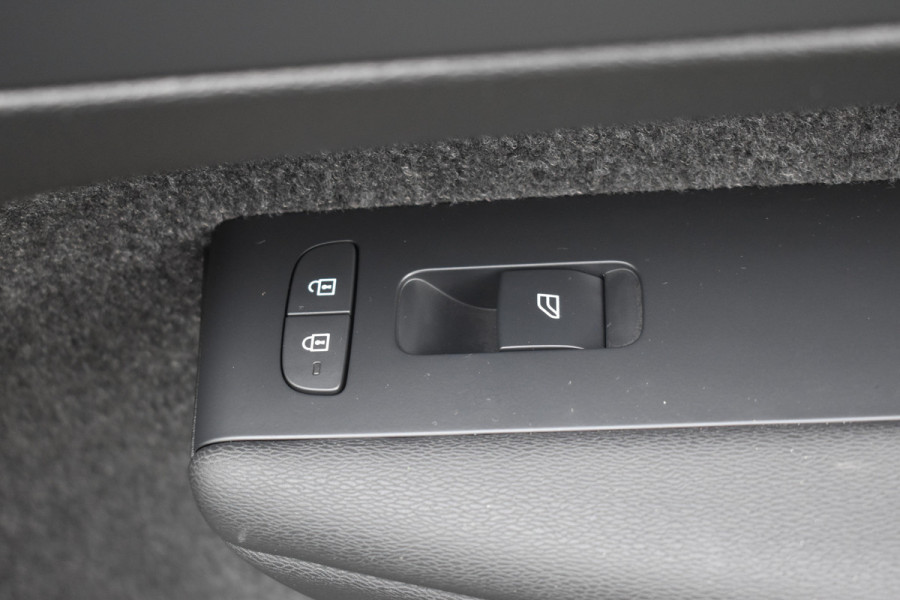 Volvo XC40 2.0 B4 Plus Dark Blis | ACC | Harman&Kardon | keyless |Park Assist | Verwarmbare voorruit  | Trekhaak