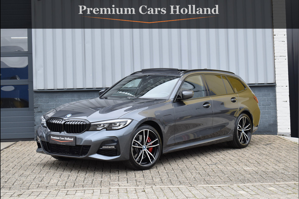 BMW 3 Serie Touring 330e xDrive M-Sport 292 Pk Pano Navi Live Shadow Line Vol Leder 19 Inch